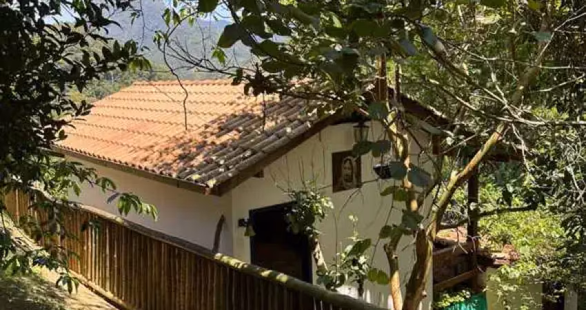 Casa a venda localizada na pedra riscada com vista para várias montanhas.