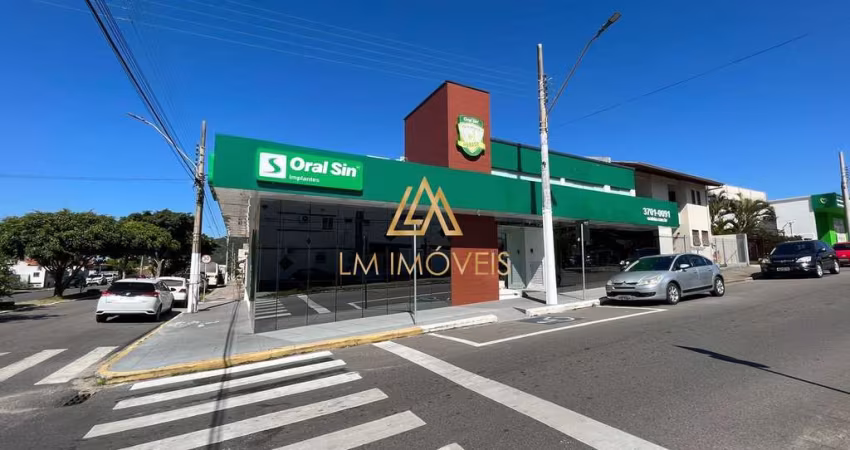 Prédio comercial de esquina no Centro da Cidade