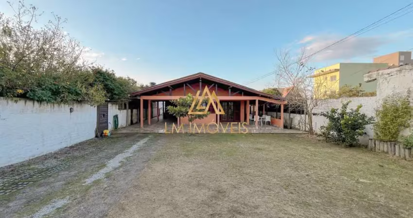 Casa com amplo lote, a 225 metros da praia da ribanceira.