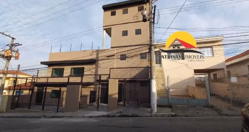 Prédio comercial com 4 pavimentos, amplas salas, banheiros em todos os andares, além de elevador atendendo três pavimentos.