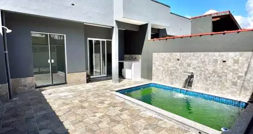 Casa á venda com piscina 50 metros da praia em Parque Balneario Comodoro, Mongaguá/SP