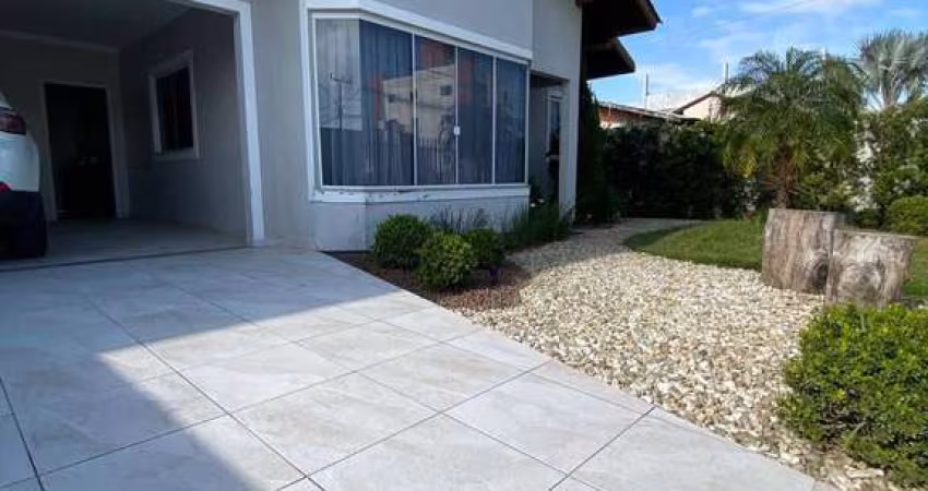 EXCELENTE CASA DE TRÊS DORMITÓRIOS - SEMI MOBILIADA