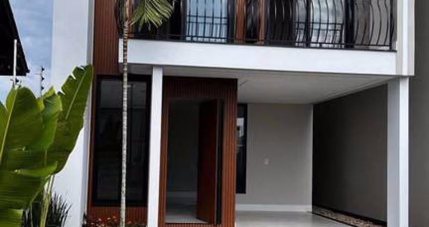 CASA COM TRÊS DORMITÓRIOS, SENDO UMA SUÍTE E DUAS DEMI SUÍTES