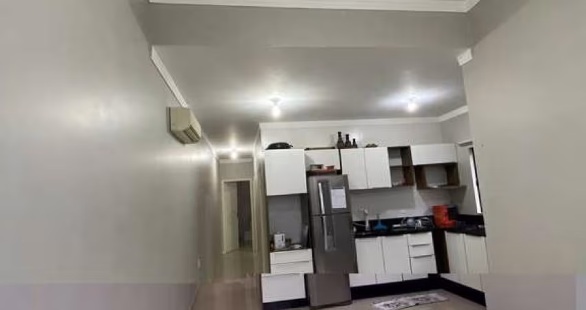 CASA COM DOIS DORMITÓRIOS - PRAÇA