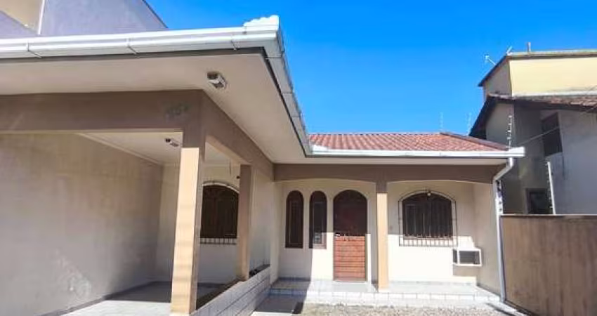 CASA COM DOIS DORMITÓRIOS - PRAÇA