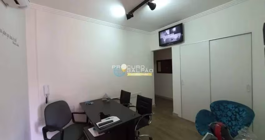 Sala em avenida movimentada