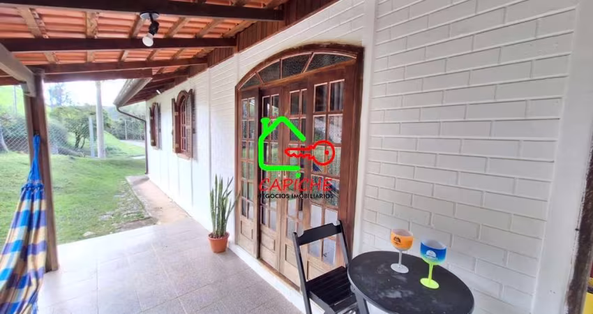 Espetacular casa de alto padrão em condomínio exclusivo em Vinhedo-SP, bairro Caixa D'água, com 3 quartos, 1 suíte, 2 salas, 2 banheiros, 2 vagas de garagem e 180m² de área!