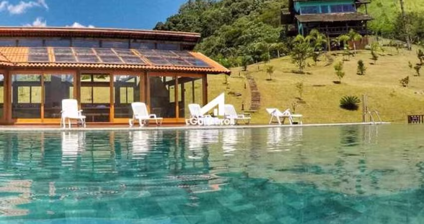 Sítio com Chalés, Piscina e Vista para a Montanha