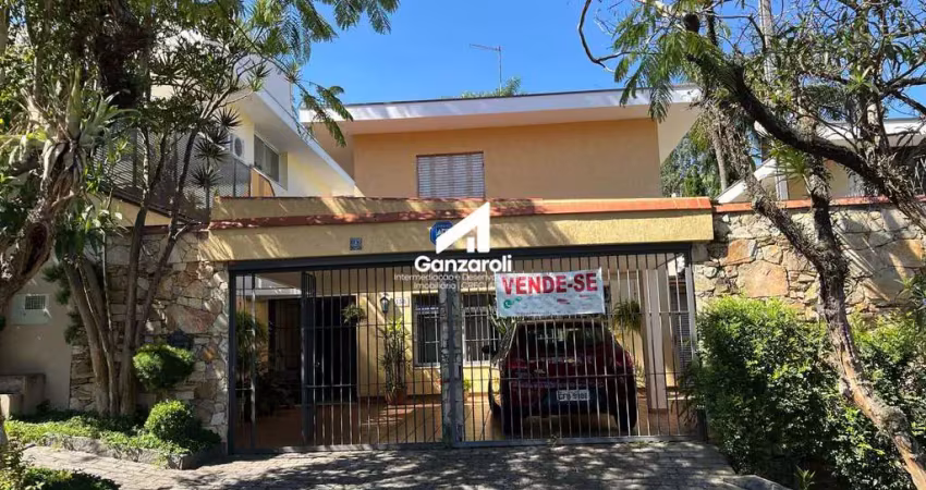Casa a venda em rua tranquila e segura na região do brooklin, 240m²,  3 dormitórios, 1 suíte, 3 vagas.