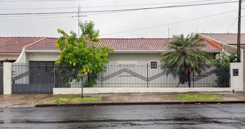 Casa à venda na Zona Norte de Maringá com Piscina | 3 quartos  sendo 1 suíte