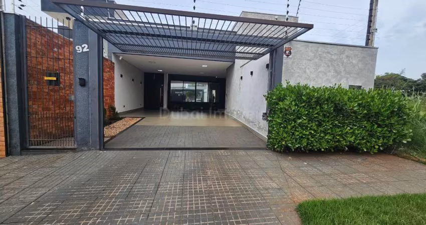 Casa à venda no  Jardim Mediterrâneo, Maringá, 3 suítes, mobiliada, com energia solar e piscina.