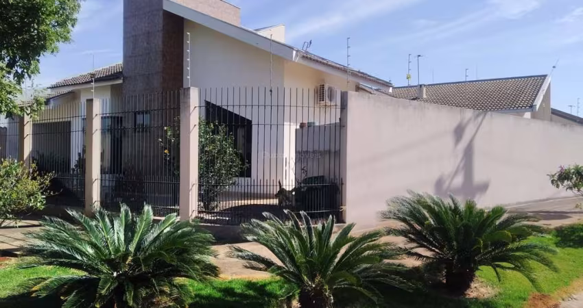 EXCELENTE CASA A VENDA COM PISCINA NO JARDIM DIAS. CONFORTO, ESTILO E SUSTENTABILIDADE.