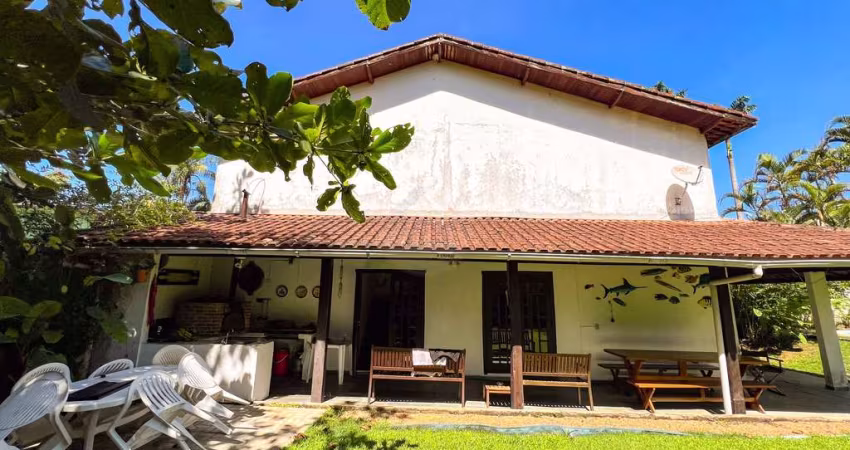Casa com Piscina Privativa na Barra do Sahy - À VENDA