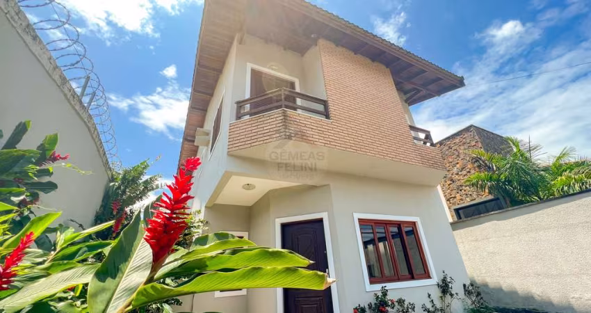 Casa fora de condomínio com 3 suites, piscina e churrasqueira. Na praia de Juquehy