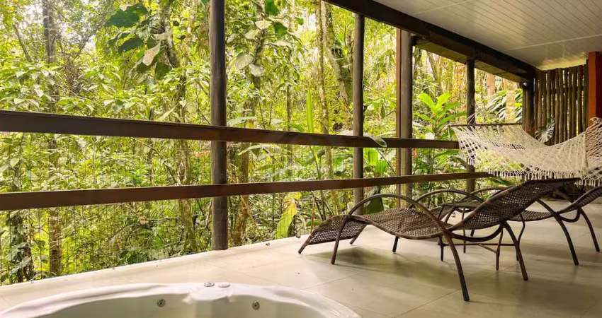 Refúgio em meio a natureza, casa em condomínio na praia de juquehy - venda