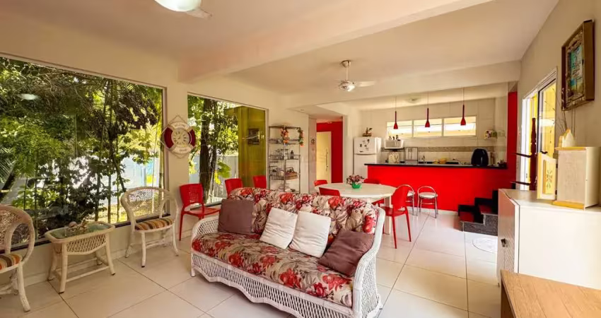 Casa exclusiva com natureza e lazer na praia de barra do una