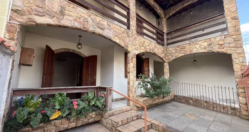 Casa para Venda em Volta Redonda, Casa de Pedra, 5 dormitórios, 1 suíte, 3 banheiros, 2 vagas