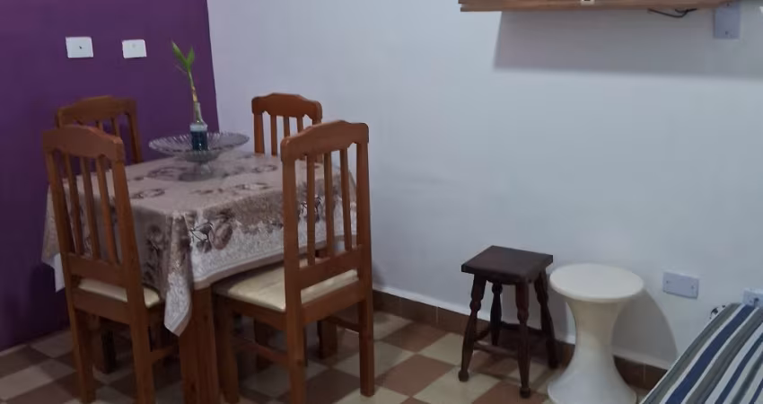 Apartamento Kitão dividido em excelente local com 1 vaga de garagem.
