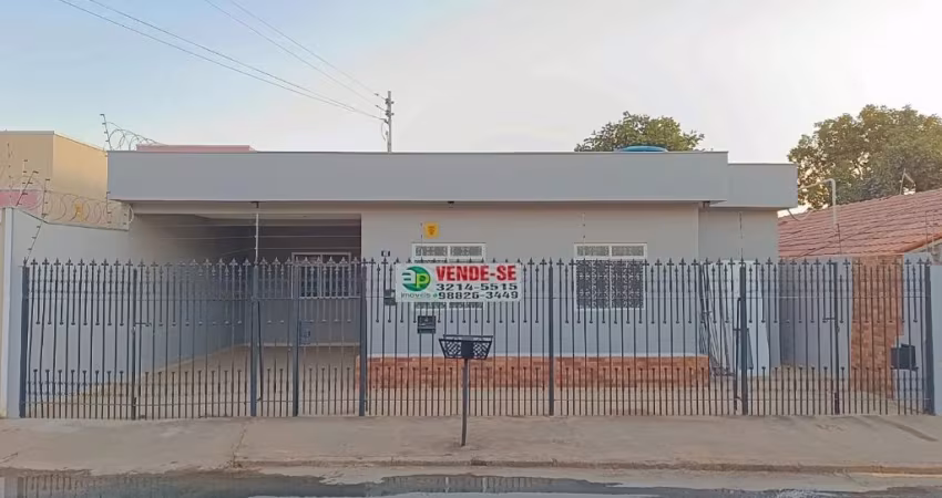 Casa à Venda no Bairro JK – Montes Claros/MG | 267m² Terreno + Barracão no Fundo
