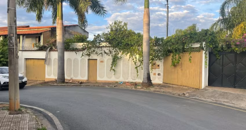 Vende-se Terreno Amplo/Casa Antiga | Bairro São José – Montes Claros/MG