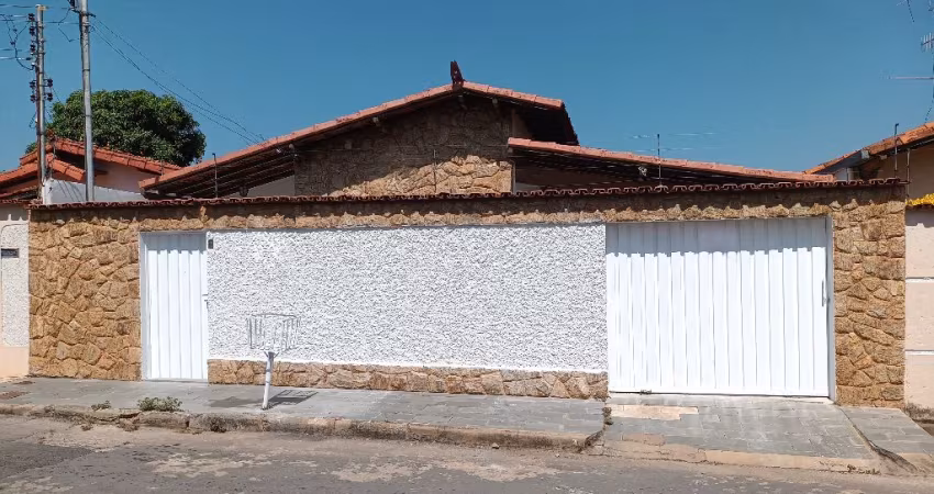 'Casa Completa à Venda no Morada do Parque – 2 Quartos, 3 Salas, Área Churrasqueira e Barracão!'