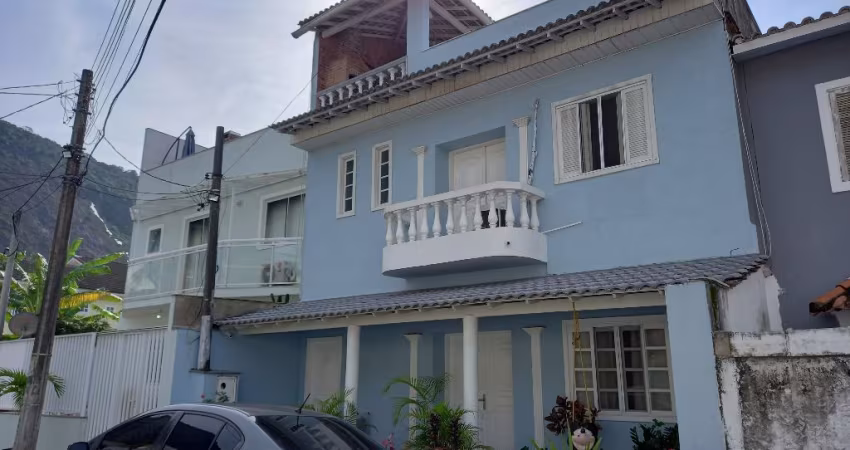 Casa triplex -Oportunidade -Vargem pequena