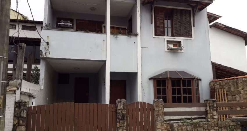 Casa triplex 3 quartos-Oportunidade -Vargem pequena