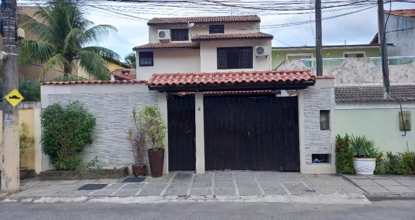 Casa triplex -suítes-Vargem pequena