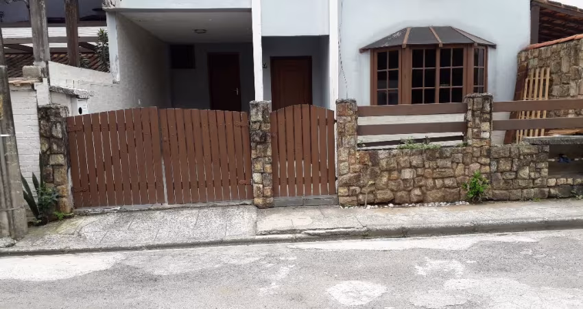 Casa triplex -3 quartos-Vargem Pequena