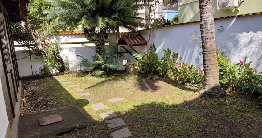 Casa linear com quintal-condominio fechado-vargem pequena