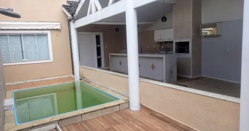 Casa triplex-4 quartos-piscina-area gourmet-vargem pequena