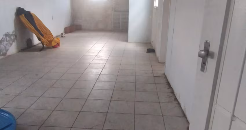 Casa gigante no pau miúdo, com uma cobertura espetacular, carro na porta.