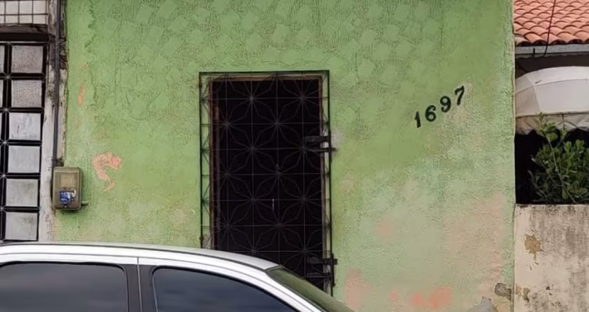 Vendo Casa na Rua Eusébio de Queiroz, no bairro Montese