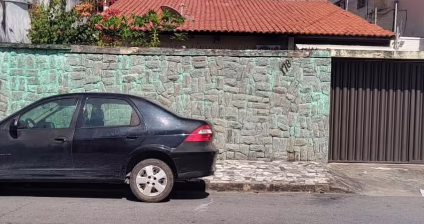 Vendo excelente Casa na Rua Ieda, Camurça, bairro Jóquei Clube