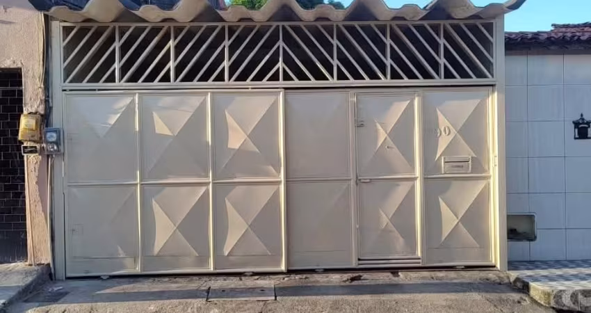 Vendo excelente Casa na Rua Mozart Firmeza, bairro Jóquei Clube