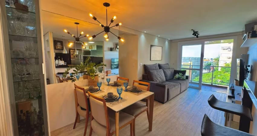 Apartamento mobiliado, 2 dormitórios, suite, sacada, 2 vagas no Petrópolis