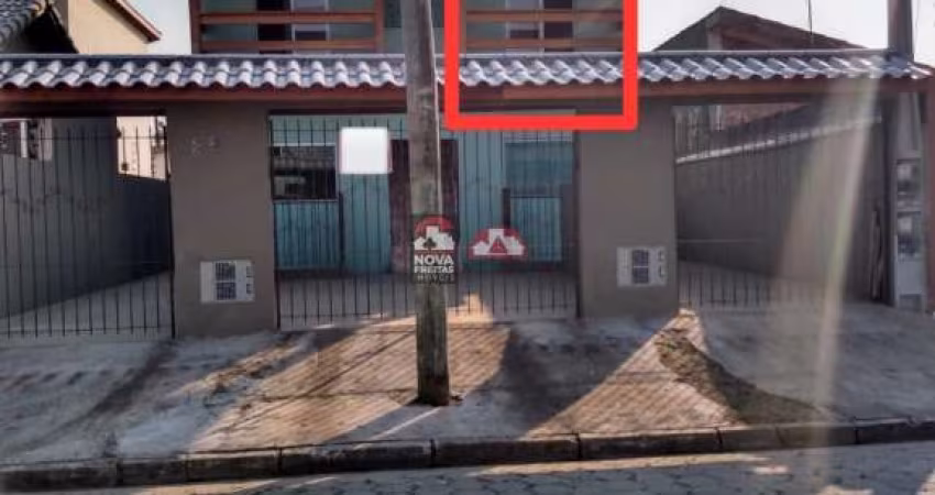 Casa assobradada com 2 dormitórios no bairro Golfinho, próximo ao UBS, escola,