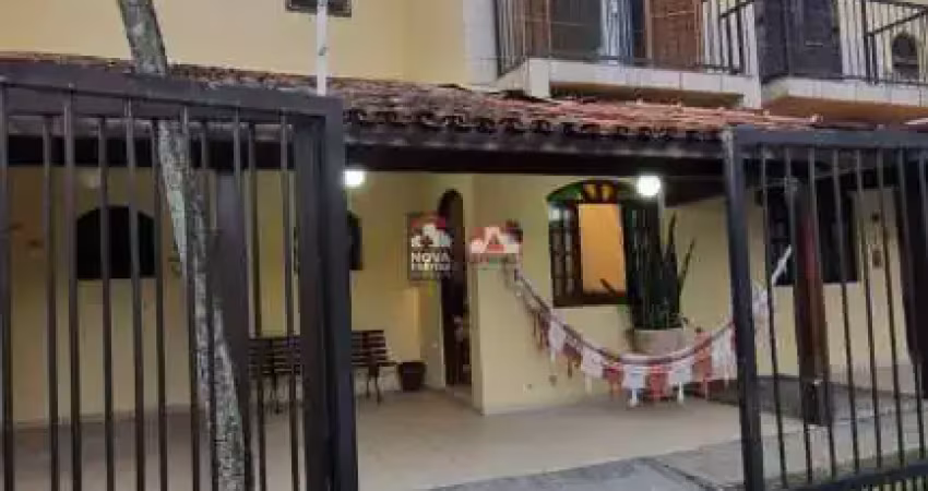 Condomínio tranquilo a uma quadra da praia do indaiá