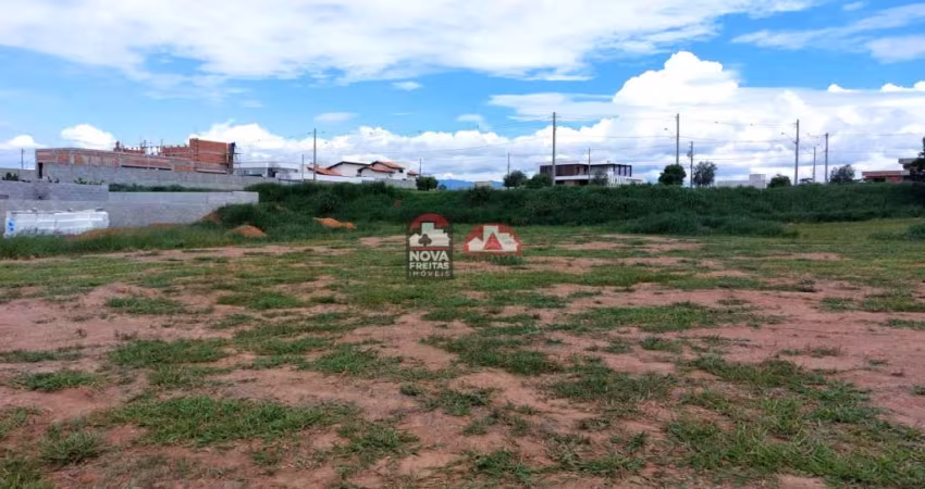 Terreno à Venda no Condomínio Colonial Village II - Pindamonhangaba