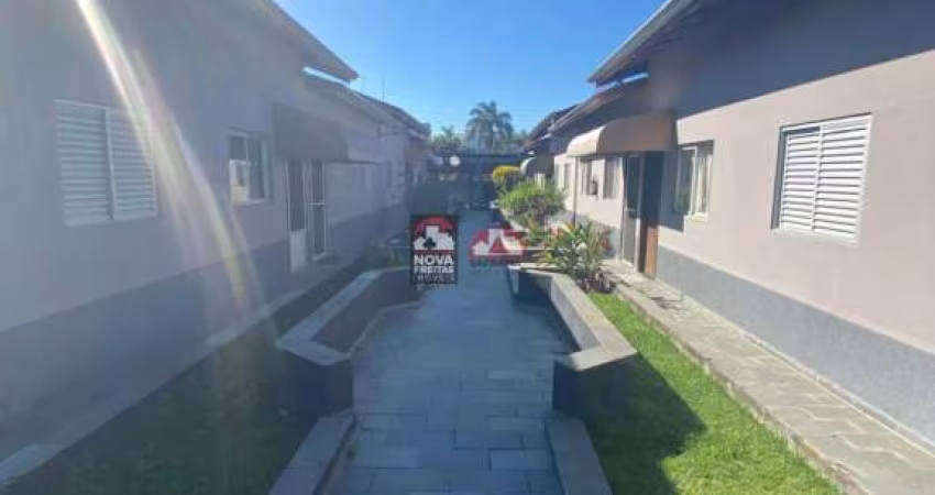Linda casa térrea em condomínio fechado no golfinho