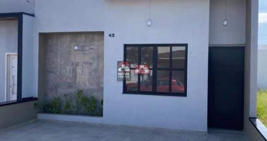Casa em Condomínio Fechado com 3 Dormitórios e Piscina!