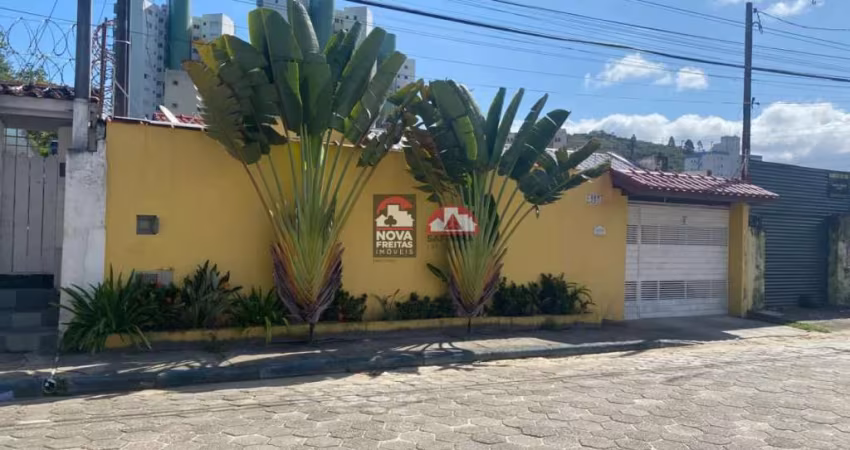 Você está em busca de um lar espaçoso e bem localizado? Esta casa é perfeita para você!