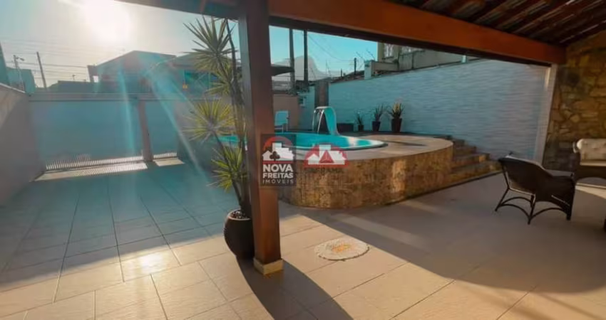 Sobrado à Venda no Indaiá!  Caraguatatuba-SP, com 3 Quartos, Piscina e Área Gourmet