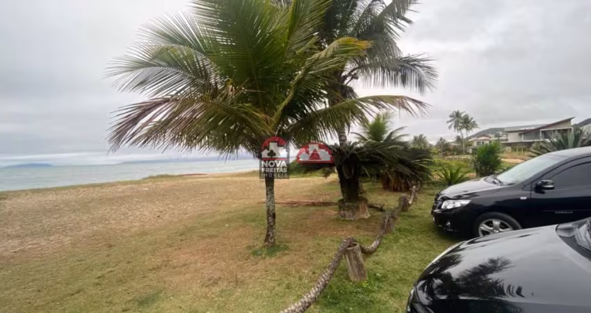 Casa pé na areia na praia do Capricórnio.