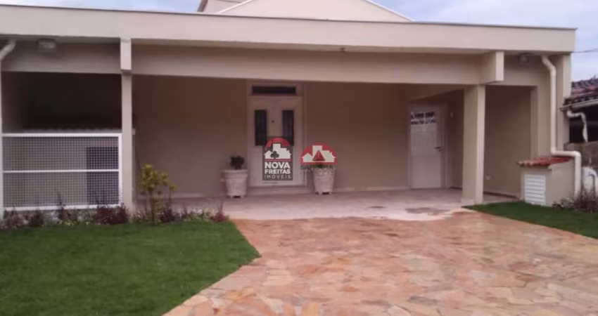 Casa com três dormitórios sendo com piscina, areá gourmet