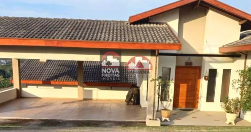 Linda casa assobradada com muito quintal!