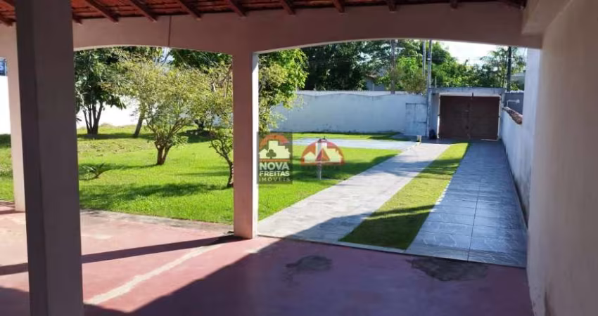 Casa térrea com três dormitórios sendo uma suite  na praia das Palmeiras.