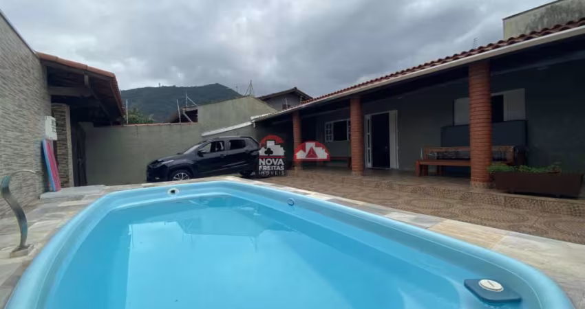 Casa de praia com piscina na região central de Caraguá