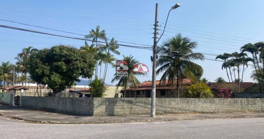 Excelente área bem localizada de esquina e de frente para praça.