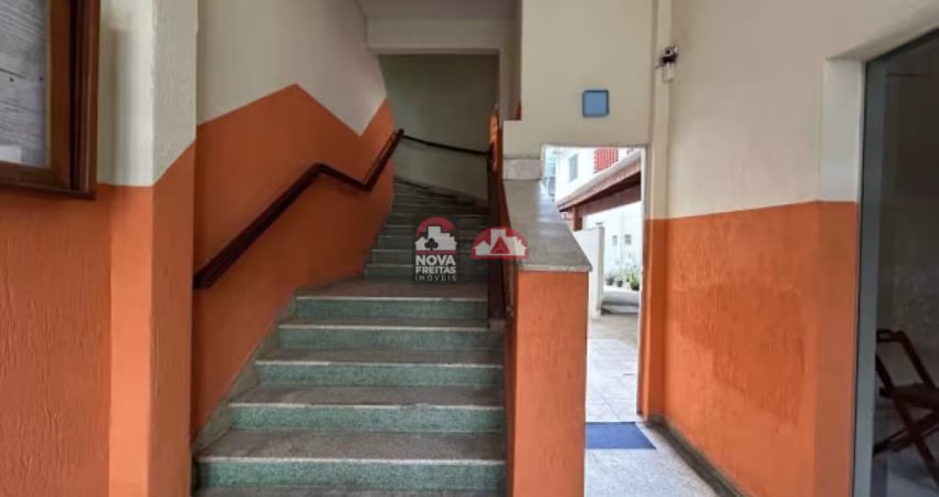 Apto com 2 dormitórios mobiliado no centro, sem garagem.